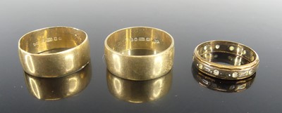 Lot 446 - A 9ct gold wedding band, size P; together with...