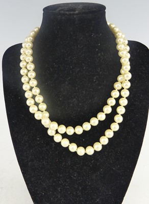 Lot 448 - A double string faux pearl choker, with...