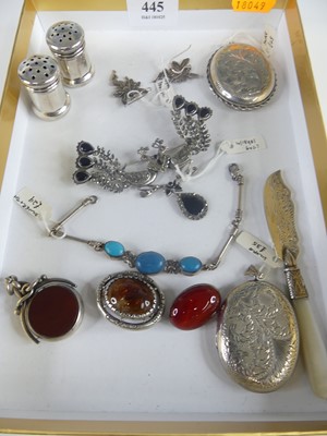 Lot 445 - Mixed lot of jewellery to include two silver...
