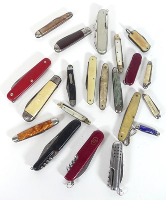 Lot 463 - A collection of penknives