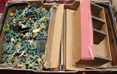 Lot 1506 - A tray of plastic military figures, to include...