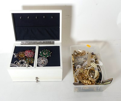 Lot 288 - A collection of costume jewellery to include...