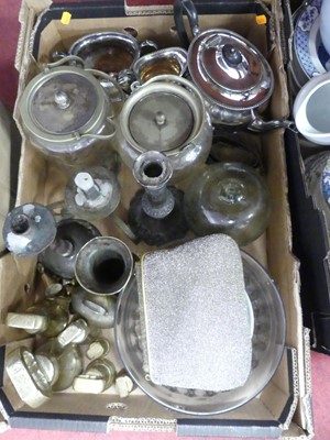 Lot 603 - A box of miscillaneous items to include; a set...