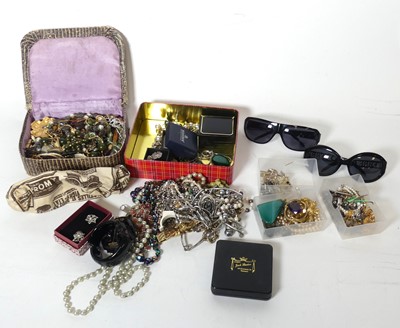 Lot 298 - A collection of costume jewellery to include...
