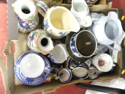Lot 602 - A box of mixed ceramics to include a pair of...