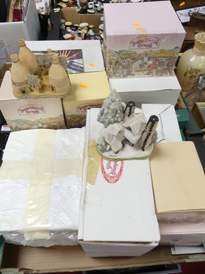 Lot 575 - A collection of David Winter model cottages,...