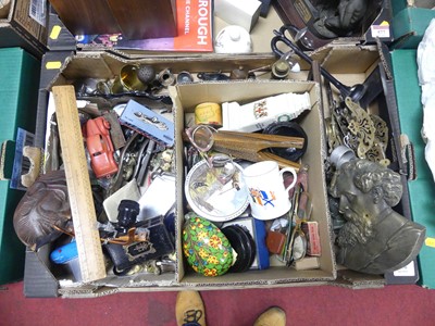 Lot 576 - A collection of items, to include a set of...