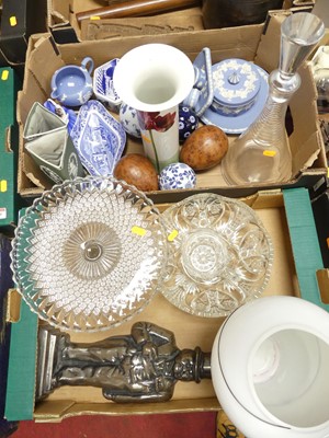 Lot 578 - A collection of ceramics and glass, to include...