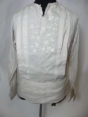 Lot 597 - A collection of vintage clothing to include;...