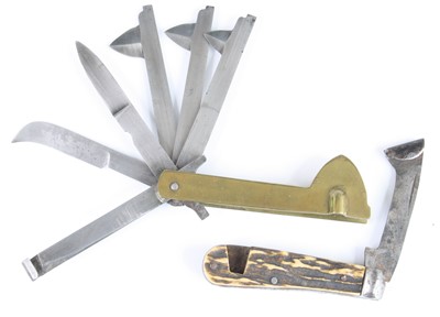 Lot 897 - A 19th century veterinary fleam, having five...