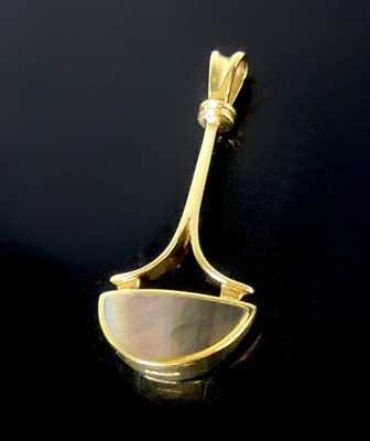 Lot 2554 - A 9ct yellow gold and black mother of pearl...