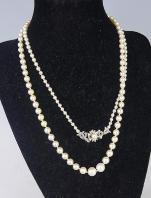 Lot 2528 - An opera length row of 150 approx 3.2 to 8.1mm...