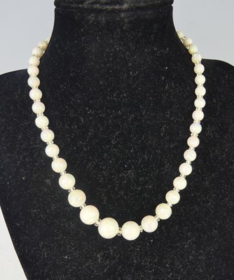 Lot 2529 - A single row of forty-three 5.3 to 11mm...