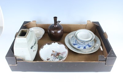 Lot 256 - A box of Chinese and Japanese ceramics,...