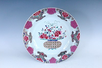 Lot 191 - Two large Chinese export porcelain dishes,...