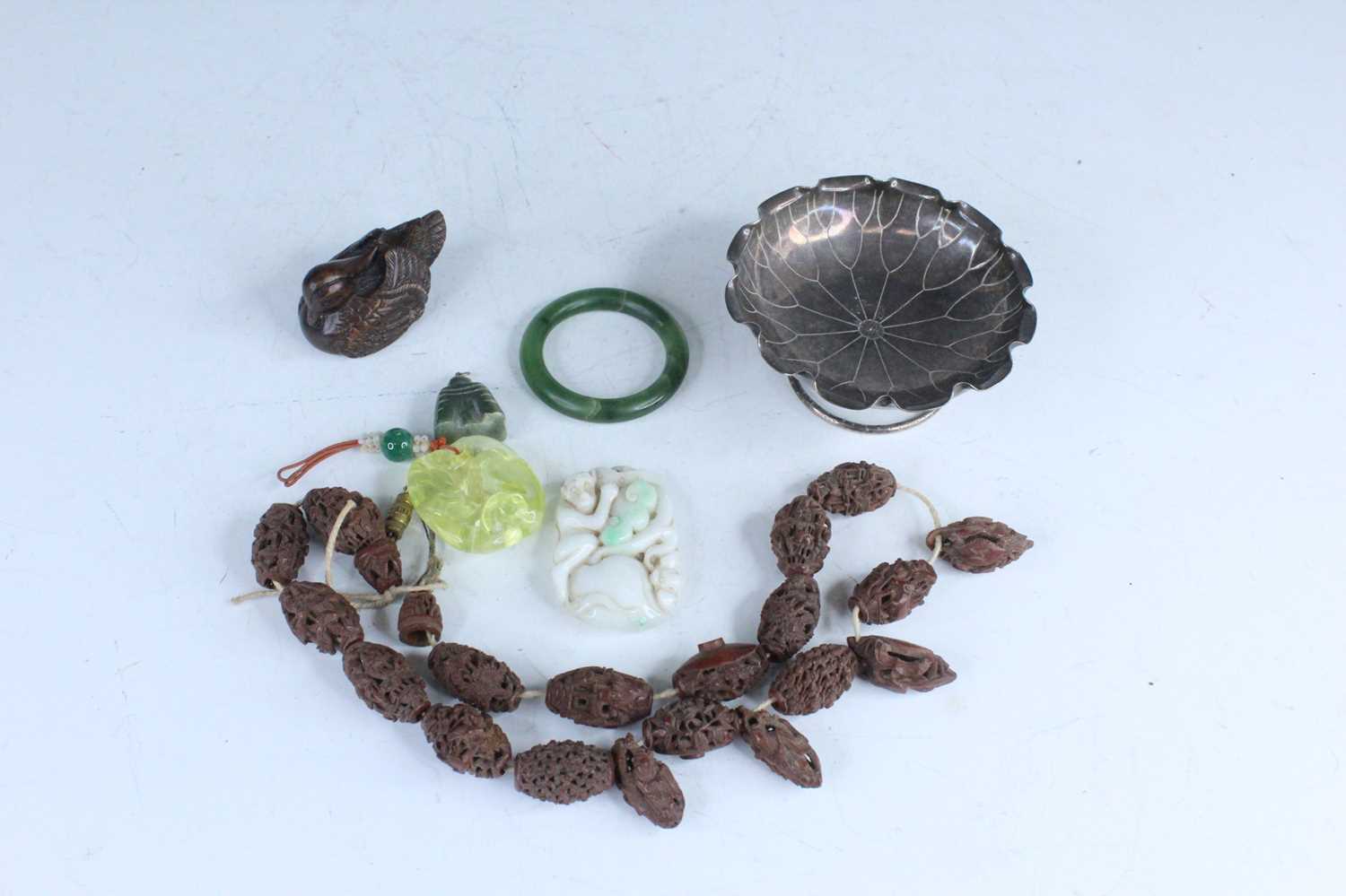 Lot 56 - A group of Chinese and Japanese small objects,...