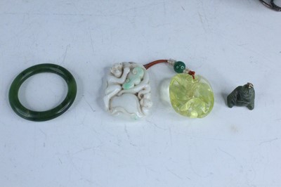 Lot 56 - A group of Chinese and Japanese small objects,...