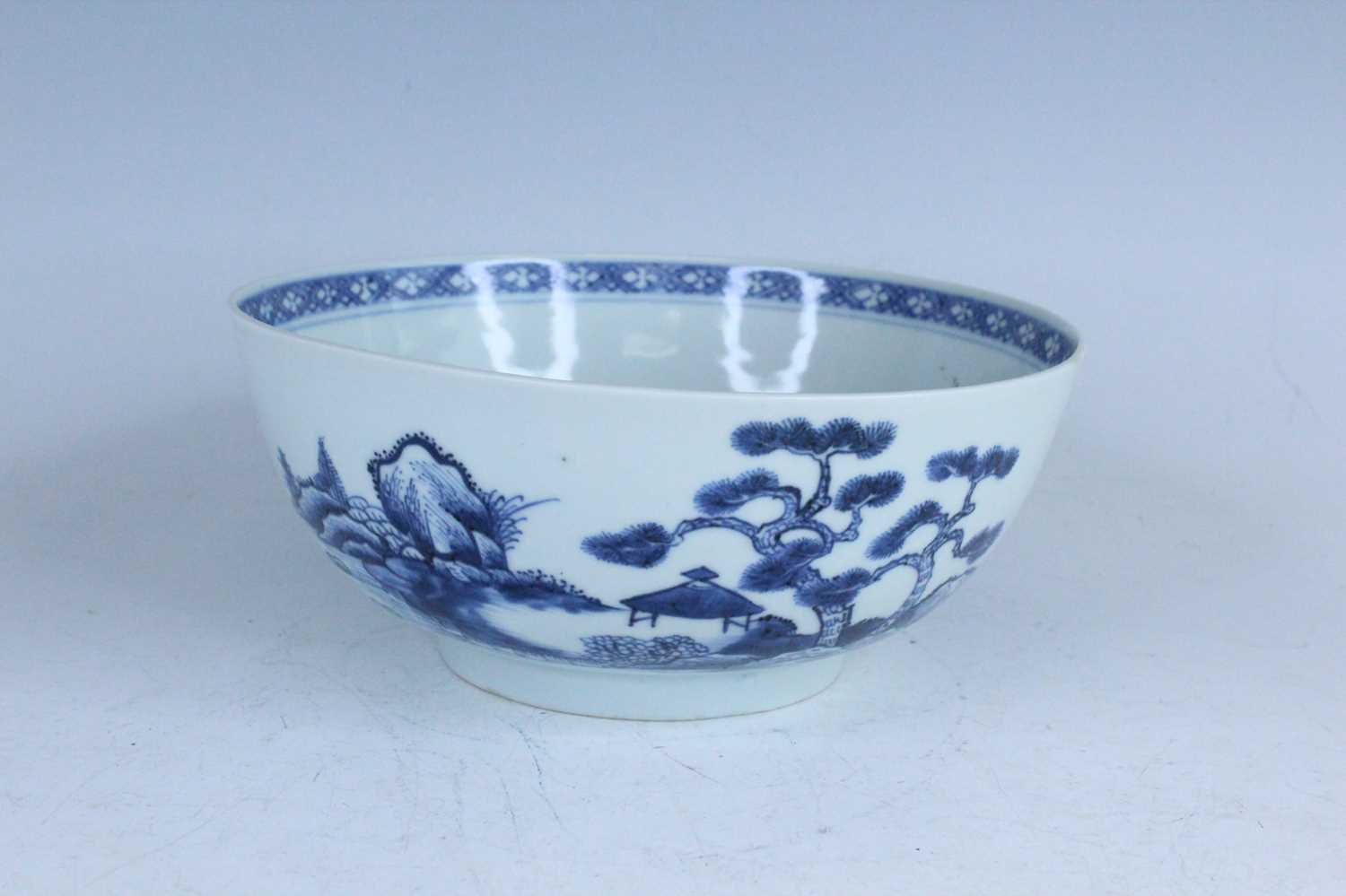 Lot 3 - A Chinese blue and white bowl, Qing Dynasty,...