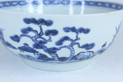 Lot 3 - A Chinese blue and white bowl, Qing Dynasty,...