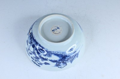Lot 3 - A Chinese blue and white bowl, Qing Dynasty,...