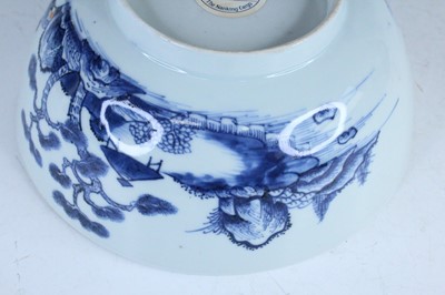Lot 3 - A Chinese blue and white bowl, Qing Dynasty,...