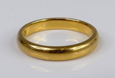 Lot 2733 - A 22ct gold court shaped wedding band, sponsor...