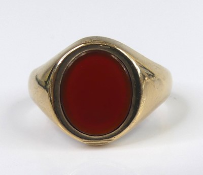 Lot 2735 - A gent's 9ct gold polished agate set signet...