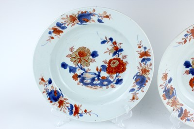 Lot 189 - A pair of Chinese Imari plates, Qing Dynasty,...