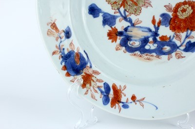 Lot 189 - A pair of Chinese Imari plates, Qing Dynasty,...