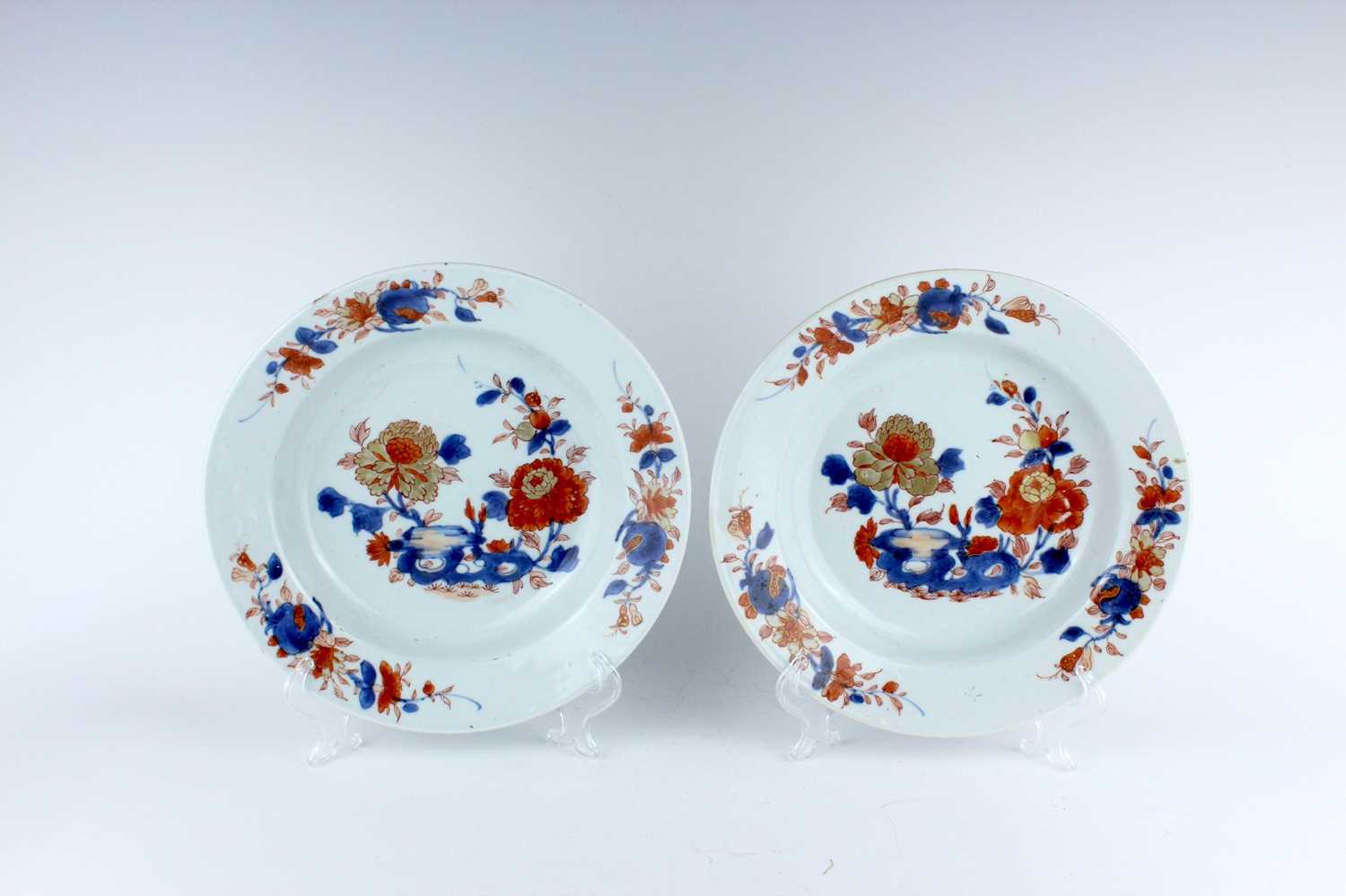 Lot 189 - A pair of Chinese Imari plates, Qing Dynasty,...