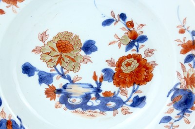 Lot 189 - A pair of Chinese Imari plates, Qing Dynasty,...