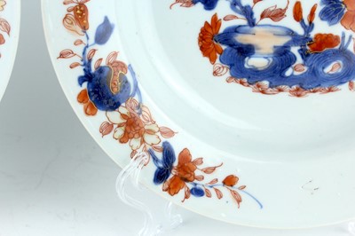 Lot 189 - A pair of Chinese Imari plates, Qing Dynasty,...