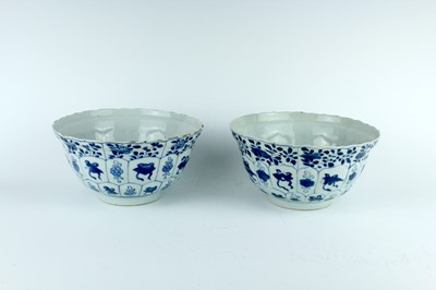 Lot 23 - A pair of Chinese blue and white bowls, Qing...