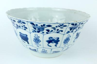 Lot 23 - A pair of Chinese blue and white bowls, Qing...