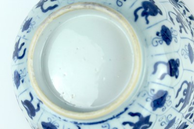 Lot 23 - A pair of Chinese blue and white bowls, Qing...