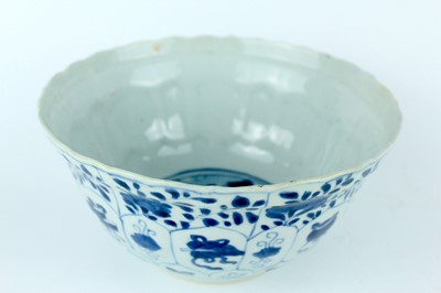 Lot 23 - A pair of Chinese blue and white bowls, Qing...