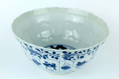 Lot 23 - A pair of Chinese blue and white bowls, Qing...