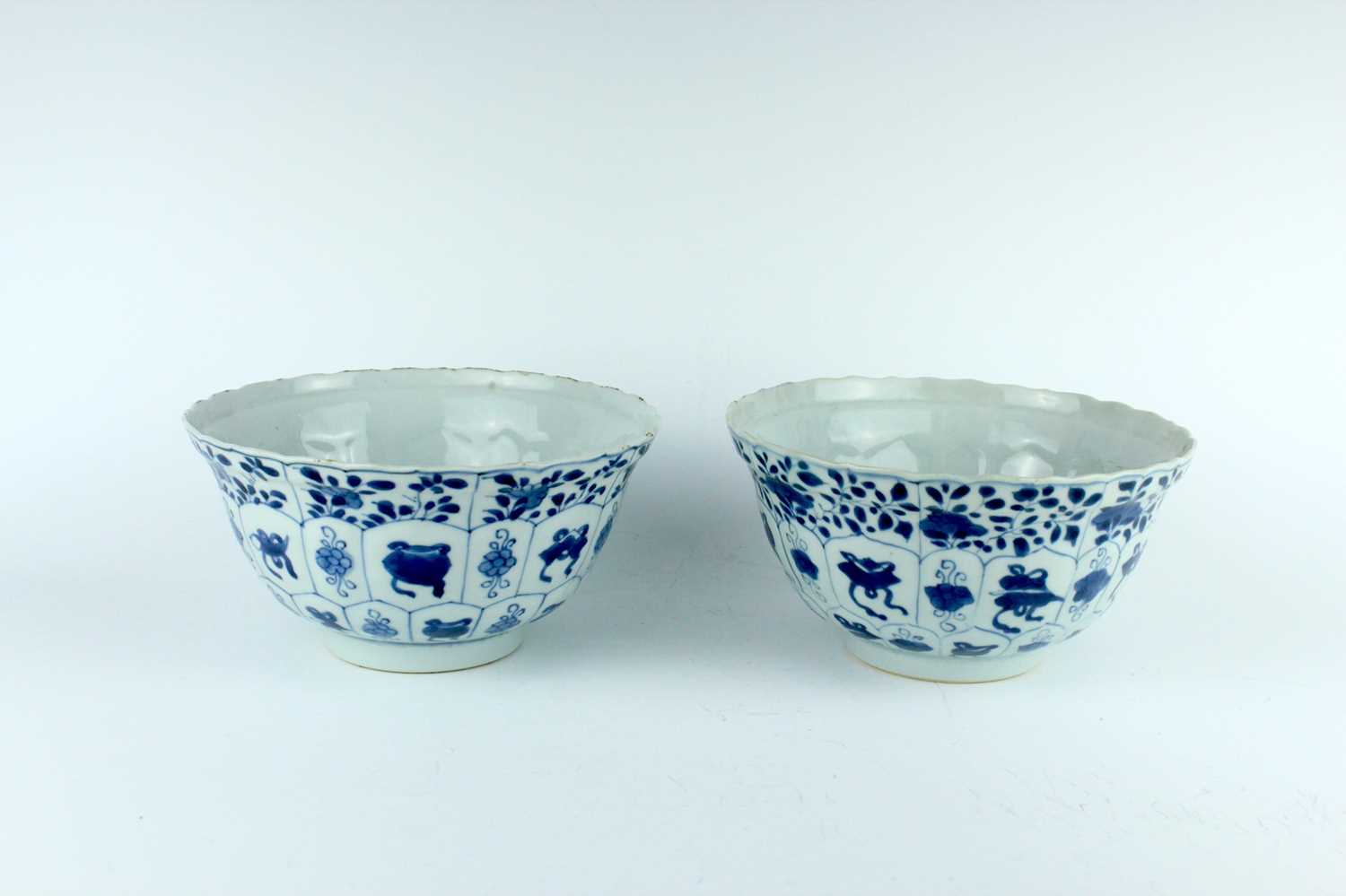 Lot 23 - A pair of Chinese blue and white bowls, Qing...