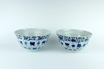 Lot 23 - A pair of Chinese blue and white bowls, Qing...