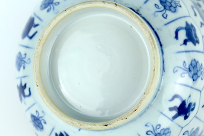 Lot 23 - A pair of Chinese blue and white bowls, Qing...