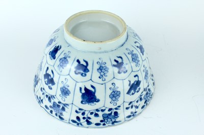 Lot 23 - A pair of Chinese blue and white bowls, Qing...