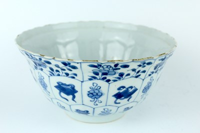 Lot 23 - A pair of Chinese blue and white bowls, Qing...