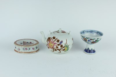 Lot 224 - Three Chinese polychrome enamelled wares, Qing...