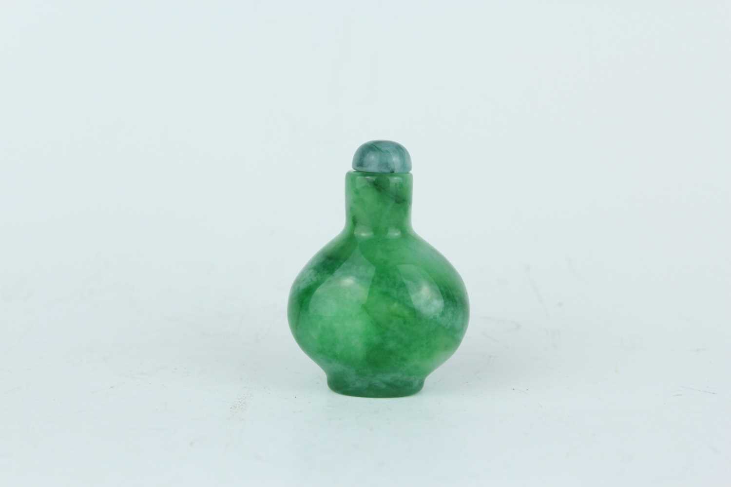 Lot 34 - A Chinese jadeite snuff bottle, 20th century...