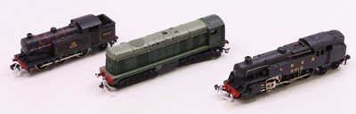 Lot 483 - Three Hornby-Dublo 2-rail locos: 2218, 2-6-4...