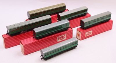 Lot 499 - Six Hornby-Dublo BR(S) green suburban coaches:...
