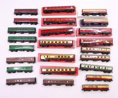 Lot 507 - Fifteen Hornby-Dublo coaches: 4 x D11 maroon &...