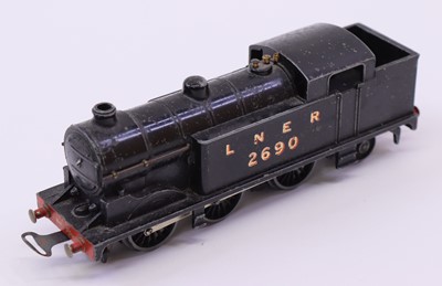 Lot 414 - A Hornby Dublo pre-war EDL7 0-6-2 tank loco in...