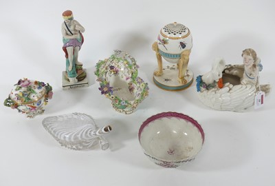 Lot 39 - A Wedgwood pot pourri, haivng a pierced dome...