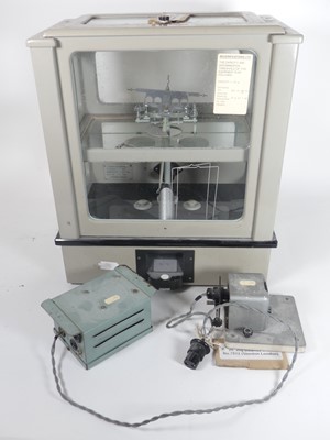Lot 76 - An electronic automatic balance scale, in grey...